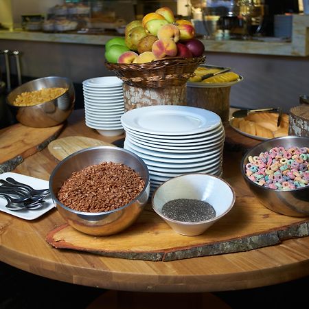 Hotel 100 Luxury Suites By Preferred بوغوتا المظهر الخارجي الصورة A breakfast buffet at a hotel