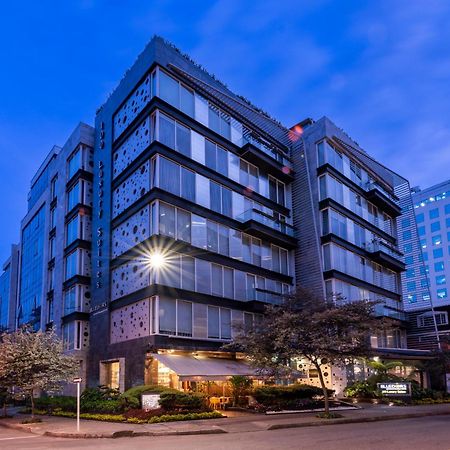 Hotel 100 Luxury Suites By Preferred بوغوتا المظهر الخارجي الصورة The hotel at night