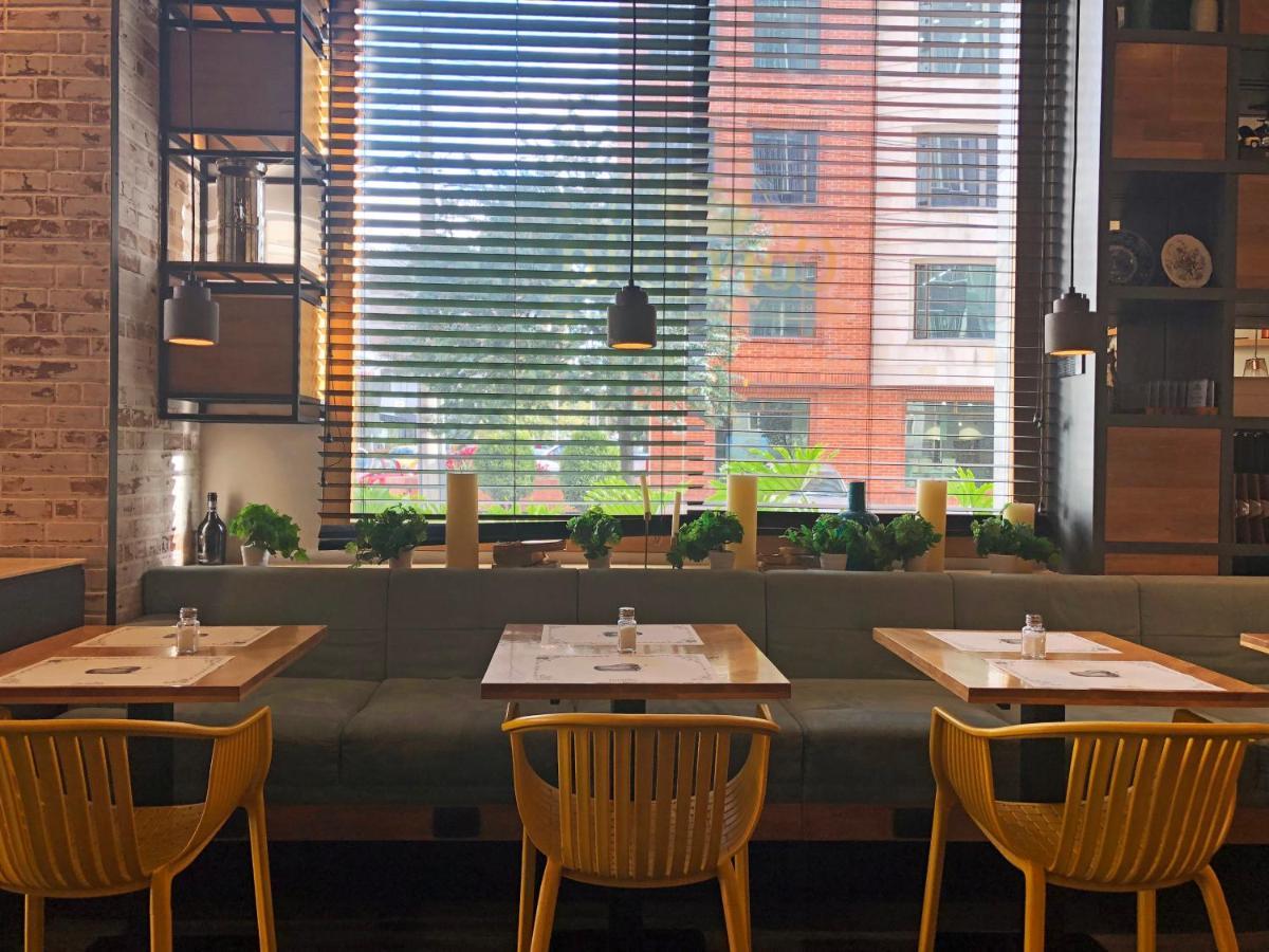 Hotel 100 Luxury Suites By Preferred بوغوتا المظهر الخارجي الصورة Interior of a restaurant in New York City