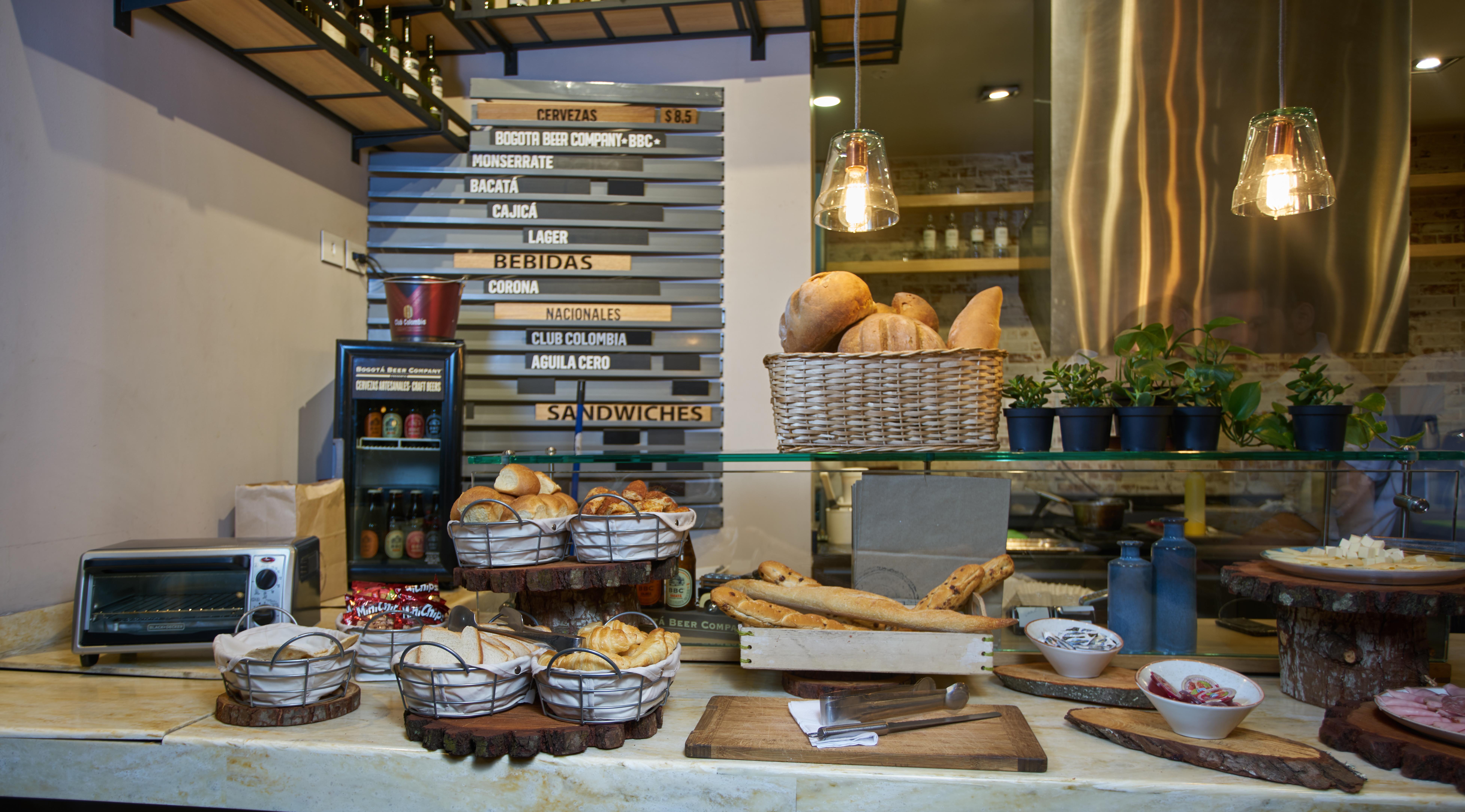 Hotel 100 Luxury Suites By Preferred بوغوتا المظهر الخارجي الصورة A typical display at a Spanish bakery