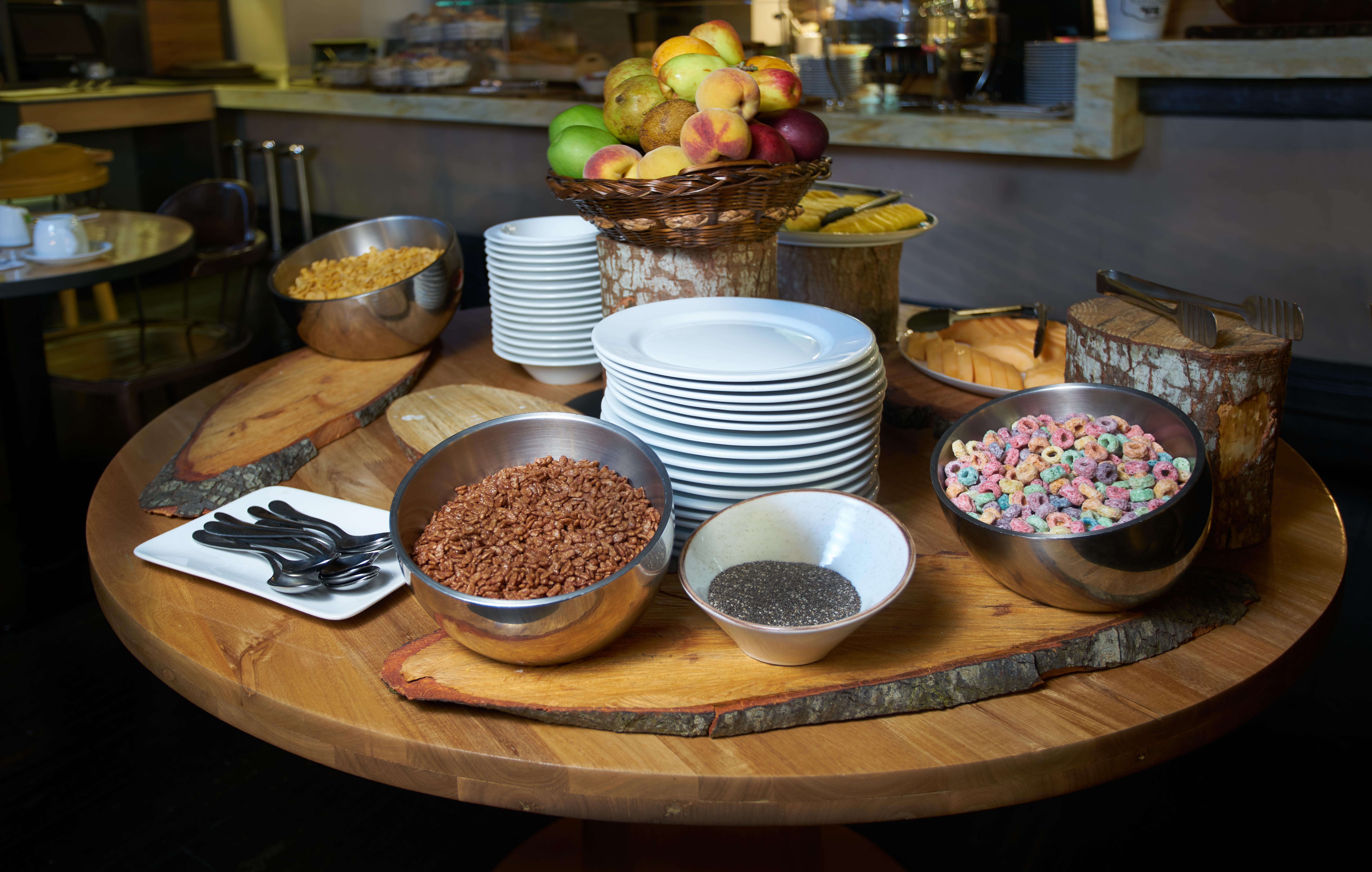 Hotel 100 Luxury Suites By Preferred بوغوتا المظهر الخارجي الصورة A breakfast buffet at a hotel