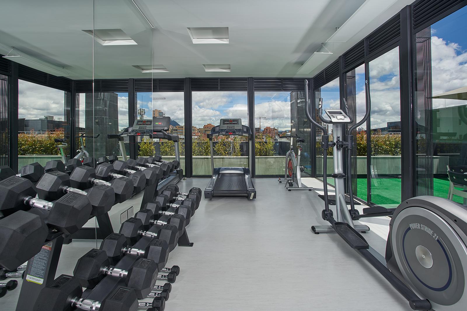 Hotel 100 Luxury Suites By Preferred بوغوتا المظهر الخارجي الصورة The gym at the top of the building
