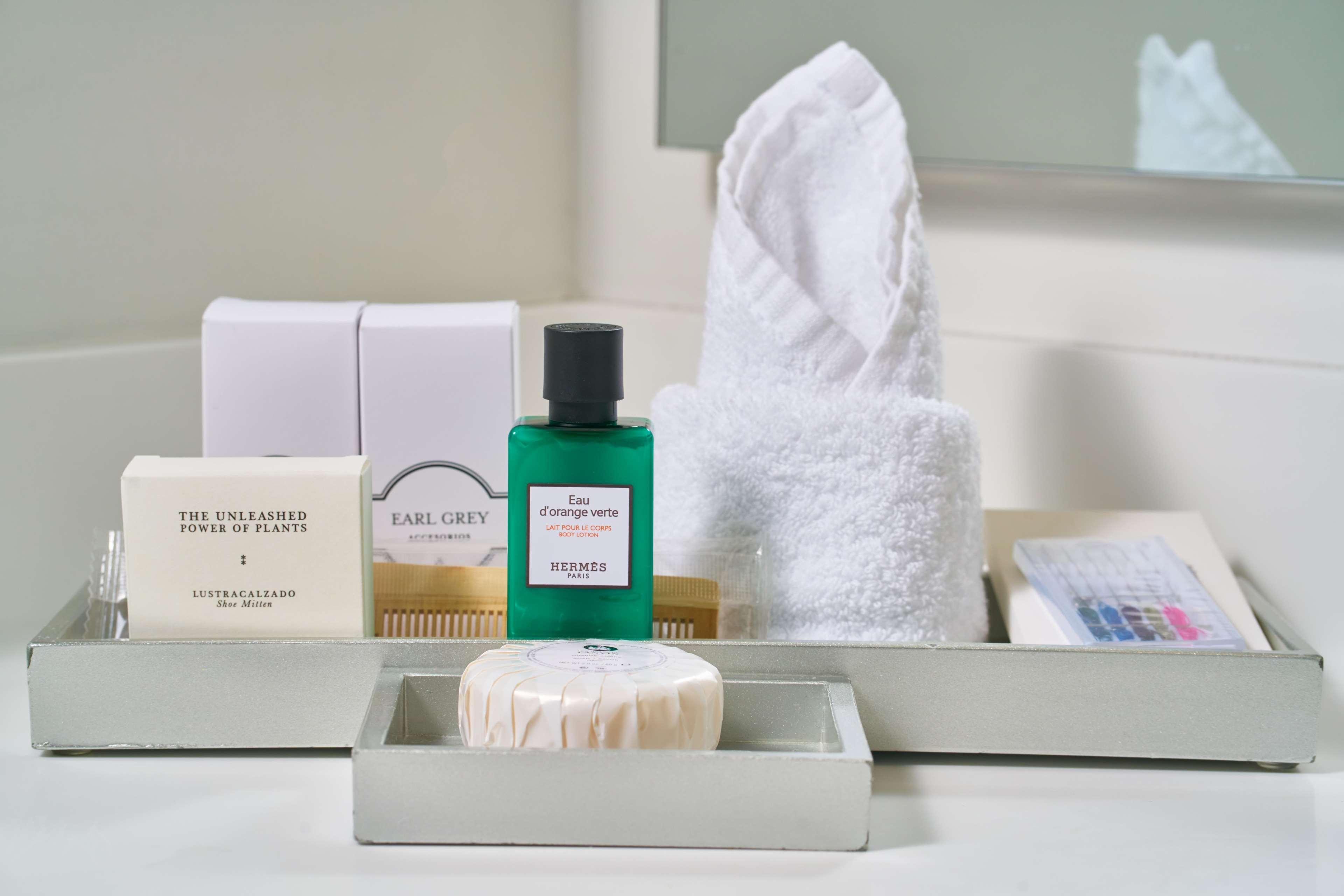 Hotel 100 Luxury Suites By Preferred بوغوتا المظهر الخارجي الصورة A selection of toiletries