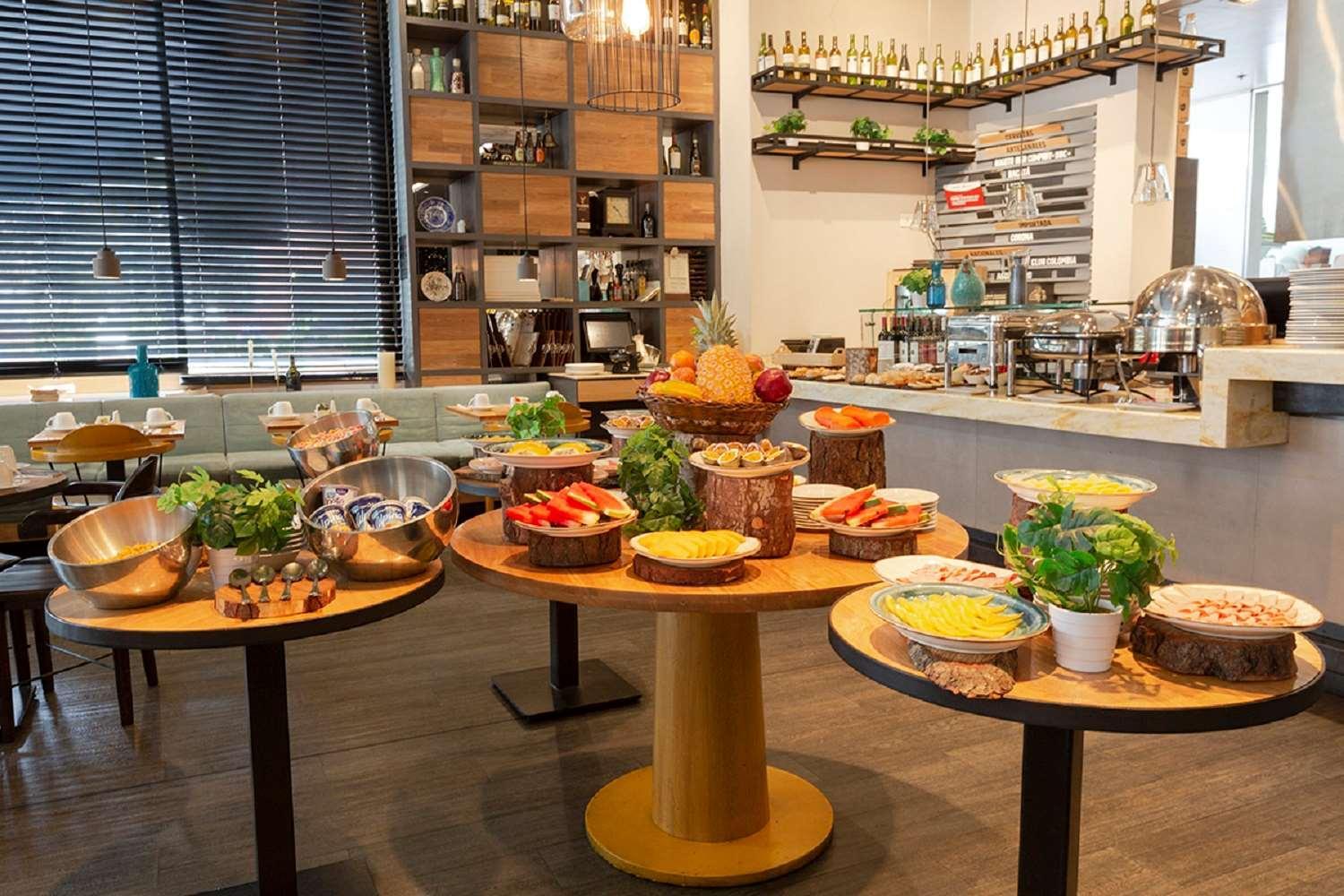 Hotel 100 Luxury Suites By Preferred بوغوتا المظهر الخارجي الصورة A buffet at a restaurant