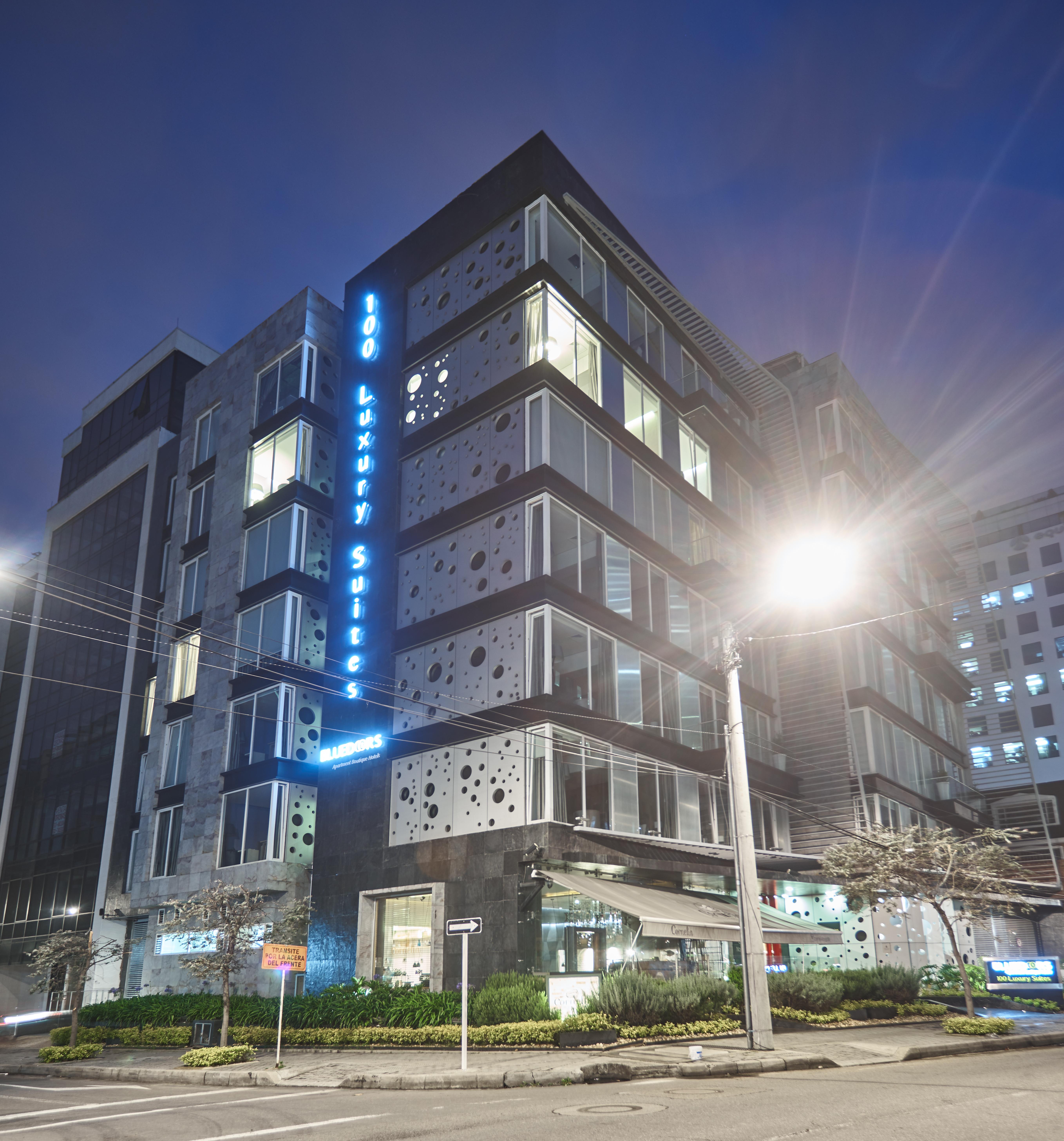 Hotel 100 Luxury Suites By Preferred بوغوتا المظهر الخارجي الصورة The hotel at night