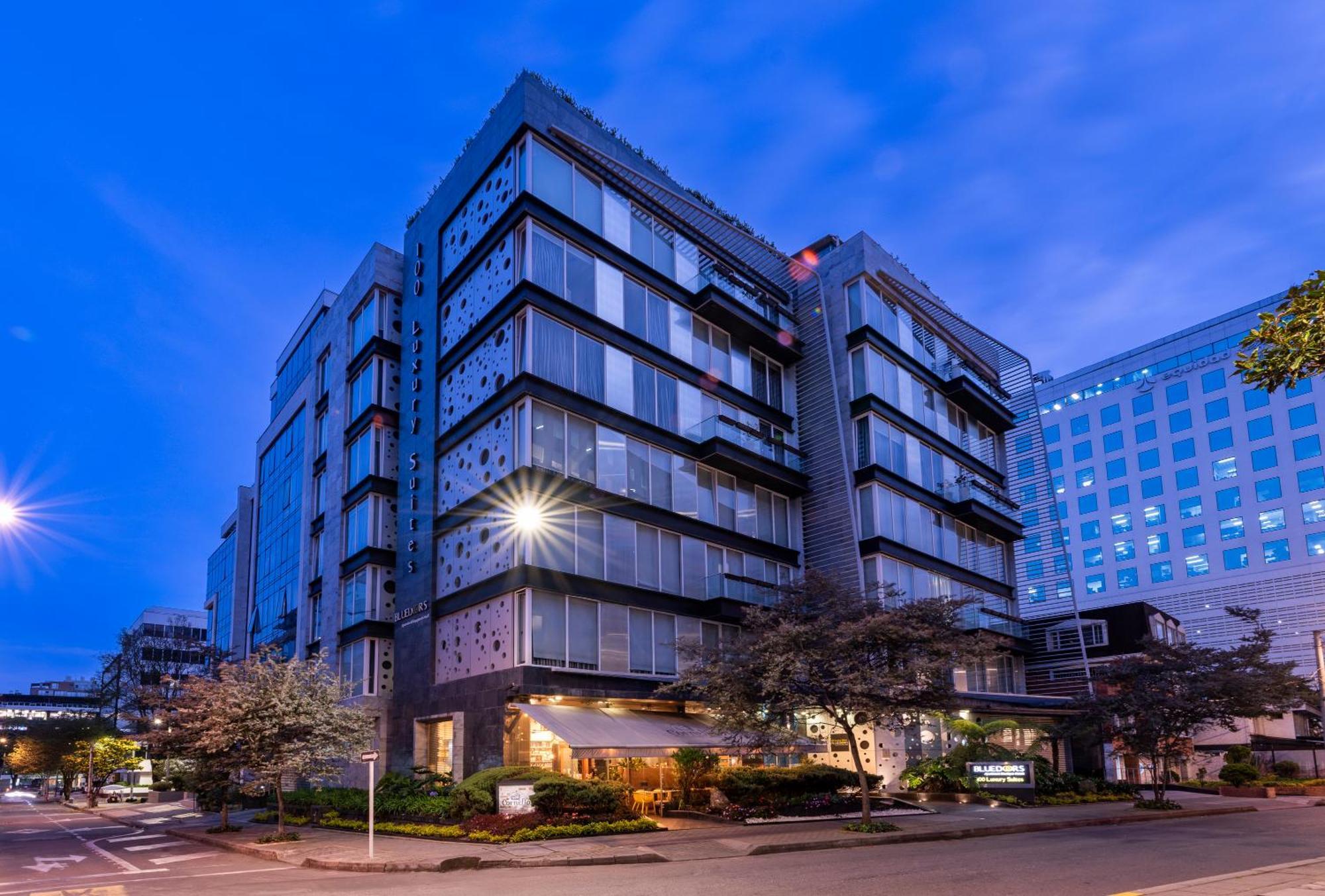 Hotel 100 Luxury Suites By Preferred بوغوتا المظهر الخارجي الصورة The hotel at night