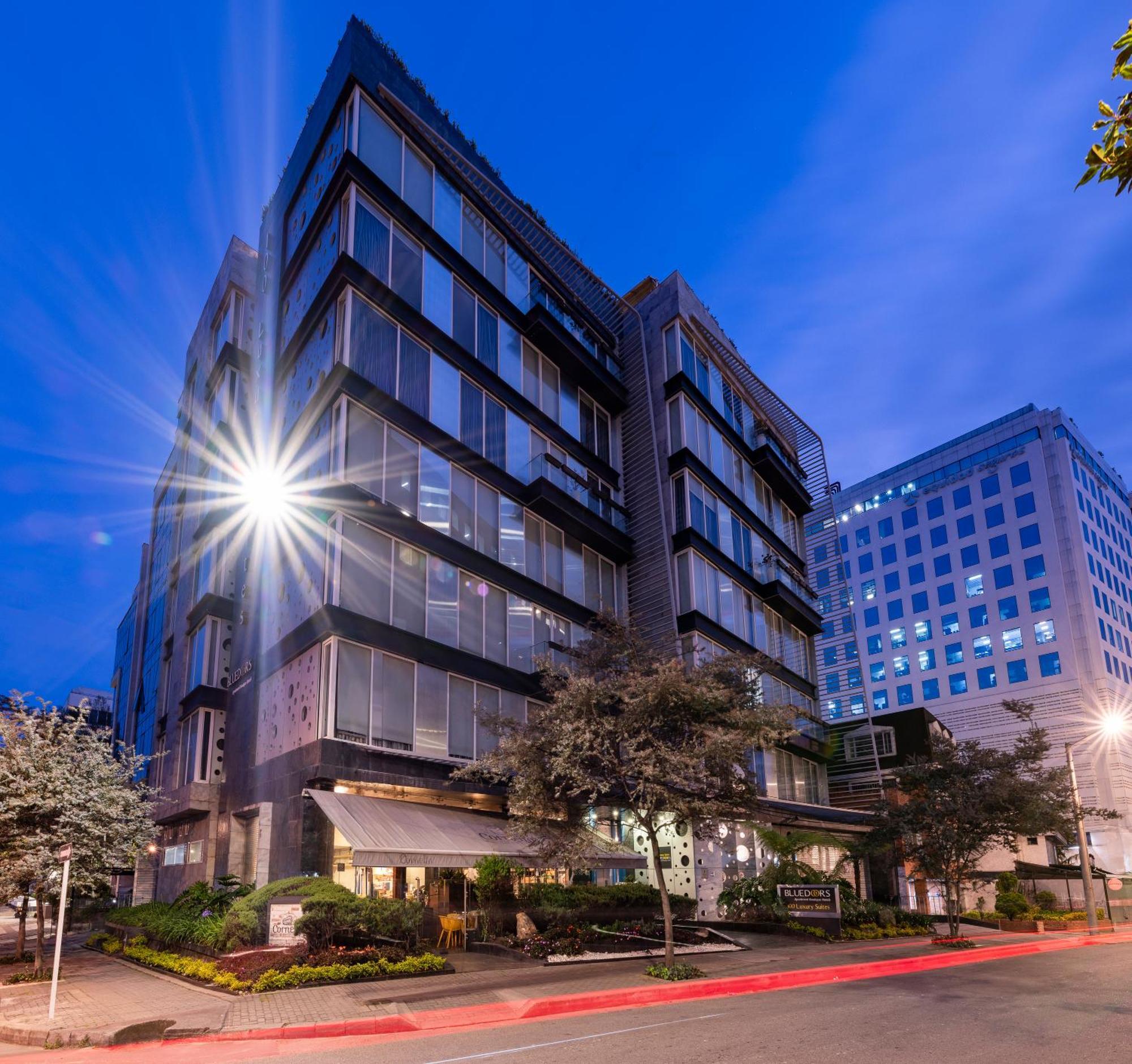 Hotel 100 Luxury Suites By Preferred بوغوتا المظهر الخارجي الصورة The building at night