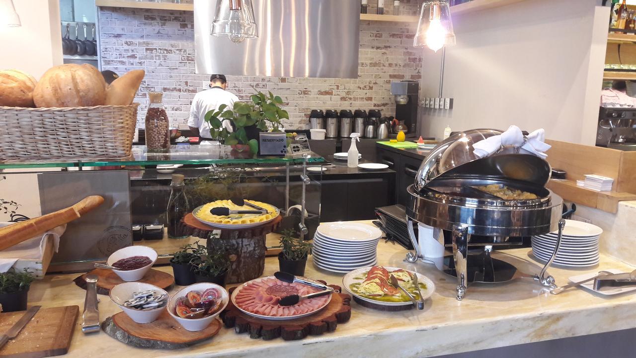 Hotel 100 Luxury Suites By Preferred بوغوتا المظهر الخارجي الصورة A buffet at a restaurant